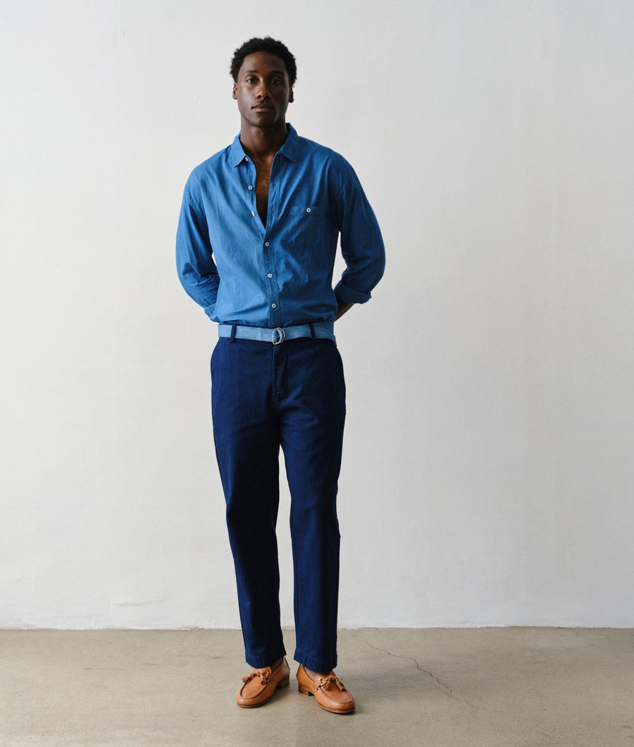 Man wearing Chinote Pants in Indigo 12